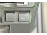 スマートキーや運転席のボタンを押すだけでリアゲートが自動で開閉します!荷物を持っている時や、高い位置にあるバックドアを閉める際に便利な機能です