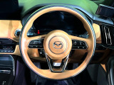 【純正革巻きステアリング】上質な革を使用することで、手にしっかり馴染みとても運転しやすいハンドルです♪