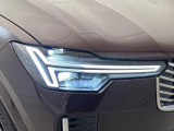 【LEDヘッドライト】悪天候や夜間走行時も良好な視界を確保し、安心して運転できる高輝度LEDヘッドライト!北欧神話に登場する「トールハンマー」をモチーフにした、一目でボルボとわかるデザインです。