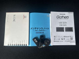 メンテナンスノート、取扱説明書ですね。 車の情報が凝縮されています。 車の整備記録が記載されている大事な物ですよ。