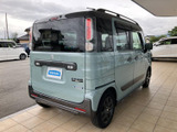 リアのデザインも個性的で、他の車と差をつけることができます。テールランプの配置も美しく、夜間でも視認性を確保しています。