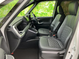 運転席からの視界は広く、運転操作もスムーズに行えます。上質な素材と丁寧な作り込みで、快適なドライブをサポートします。
