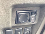 【電動格納ミラー】サイドミラーは電動格納式となっており、狭い駐車場でもキズがつくリスクを抑えられます。