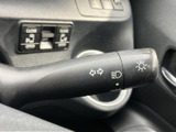 操作しやすい位置に配置されたウインカーレバーです。スムーズな操作で、安全な車線変更をサポートします。直感的に操作できる設計です。