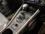 操作しやすいATシフトです♪シフトチェンジを気にしなくていいので運転だけに集中できますね!自然と手に届くところにある、手になじむ形状のシフトノブがいいですね♪