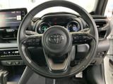 握りやすいステアリングは、長時間の運転でも疲れにくい設計。操作性にも優れており、快適なドライビングをサポートします。