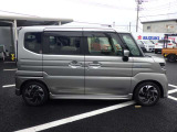 国の指定を受けた自社工場で、整備士が車検と点検整備を行っております。