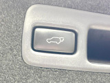 【パワーバックドア】スマートキーや運転席のボタンを押すだけでリアゲートが自動で開閉します!荷物を持っている時や、高い位置にあるバックドアを閉める際に便利な機能です♪