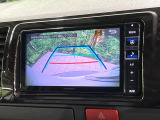 【バックカメラ】駐車時に後方がリアルタイム映像で確認できます。大型商業施設や立体駐車場での駐車時や、夜間のバック時に大活躍!運転スキルに関わらず、今や必須となった装備のひとつです!