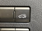 【ハンズフリーパワーバックドア】リアバンパー下部に足先を出し入れするだけでバックドアが自動で開閉♪両手が荷物でふさがっている時でもラクラク開閉操作が行えます!