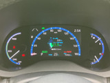 洗練されたデザインのメーターが、運転に集中できる快適な空間を実現します。視認性が高く、必要な情報をスムーズに確認できます。