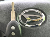 【キーレス】少し離れた場所からでもボタン一つでドアの開錠・施錠ができるのでとっても便利!ドアの鍵穴周りに傷をつけることもありません♪