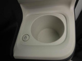 カップホルダーは運転席や助手席からちょうど手の届く位置です!!