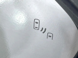 【ブラインドスポットモニター】走行中、ドアミラーの死角になりやすい箇所に後続車が接近するとサイドミラーのレンズに警告を表示!ドライバーに注意喚起をしてくれます。