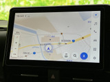 高精細な地図表示で、スムーズなナビゲーションを実現。渋滞情報もリアルタイムで表示し、最適なルートを案内します。