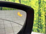 【ブラインドスポットモニタリング】走行中、ドアミラーの死角になりやすい箇所に後続車が接近するとサイドミラー付近に警告を表示、ドライバーに注意喚起をしてくれます。