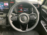 握りやすい形状のステアリングで、快適なドライビングを実現。操作性にも優れ、運転中の負担を軽減します。操作もスムーズです。