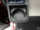カップホルダーは運転席や助手席からちょうど手の届く位置です!!