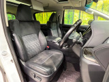 運転席まわりには十分なスペースがあり、大柄な方でもゆったり運転していただける環境です。
