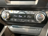 【左右独立型フルオートエアコン】運転席と助手席でそれぞれお好みの温度に設定可能。同乗者にも配慮した、快適な空調をお届け致します。