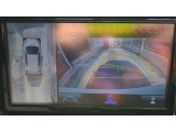 パノラミックビューモニター付きです。車両を上から見たような映像をディスプレイオーディオ画面に表示。運転席からの目視だけでは見にくい、車両周辺の状況をリアルタイムでしっかり確認できます。