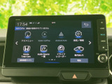 洗練されたデザインで、運転席との一体感が高まります。各種機能を直感的に操作でき、快適なドライブをサポート。普段使いにも便利です。