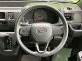 インテリアに合わせたデザインのステアリングは、運転される方のことも考え、運転しやすい形状、大きさです。是非一度、実際に触ってお確かめください。