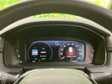 洗練されたデザインのメーターパネルが、運転席をスタイリッシュに演出します。視認性にも優れ、運転に必要な情報を的確に表示します。