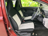 座り心地の良いシートが、長距離運転の疲れを軽減します。シンプルなデザインながらも、快適な空間を実現しています。ぜひ座って確かめてください。