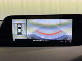 パノラミックビューモニターを装備。駐車場や交差点でクルマを真上から見るように周囲を確認できます。機能の詳細は販売店スタッフまでおたずねください。