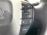 【レーントレーシングアシスト】高速道路走行時、車線からはみ出しそうになるとレーンの中央を走るようにステアリング操作をアシスト。より安全な運転をサポートしてくれます!