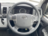インテリアに合わせたデザインのステアリングは、運転される方のことも考え、運転しやすい形状、大きさです。是非一度、実際に触ってお確かめください。