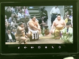 停車中には、ニュースやエンターテイメントを楽しめます。待ち時間も快適に過ごせる便利な機能です。