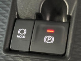 【電動パーキングブレーキ】パーキングブレーキは便利な電動式!ボタン一つで操作でき、アクセルを踏めば自動で解除されます♪レバーやペダルが無いので運転席廻りもすっきりしますね♪