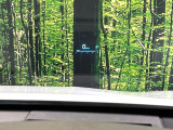 【ヘッドアップディスプレイ】現在の速度や走行情報をデジタル表示で運転席前方のガラスに投影!運転中、目線をずらさず必要な情報を確認できるのでとっても便利で安心!