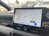鮮明な地図表示で、目的地までの道順をわかりやすく案内。渋滞情報もリアルタイムで確認できるので、スムーズな移動をサポートします。運転に集中できます。