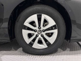 樹脂キャップ付きアルミホイールを装備、タイヤサイズは195/65R15です。