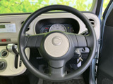 握りやすいステアリングは、長距離運転でも疲れにくい設計です。操作性も良く、スムーズな運転をサポートします。快適なドライブを楽しめます。