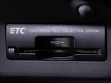 コンソール内一体型のビルトインETC装備!見た目の部分も良いですが、ETCカードの盗難防止になる設置箇所です!料金所の渋滞回避!時間帯・日によって料金の軽減を受けられます!ストレス知らずのドライブ!