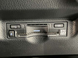 高速道路で便利な【ETC2.0】を装備しています。光ビーコン搭載で渋滞情報などナビゲーションと連動することで機能も充実いたします。他、観光施設に立ち寄るための高速料金割引サービス等もございます。