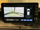 リバースギアに入れるだけで後方の表示へ切り替わります。夜間や雨の日の駐車も楽になりますよ。