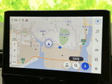 目的地までスムーズに導いてくれるナビゲーションシステム。鮮明な画面表示で、初めての道も安心です。ドライブの計画も立てやすくなります。