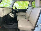 座り心地の良いシートが、長距離の運転でも疲れを感じさせません。ドライバーをサポートする空間です。