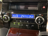 【左右独立型フルオートエアコン】運転席と助手席でそれぞれお好みの温度に設定可能。同乗者にも配慮した、快適な空調をお届け致します。