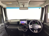 フロントガラスが大きく、ワイドな視界で運転もしやすくなるように設定されています。