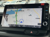 高精細な地図表示で、目的地までの道順をしっかり確認できます。周辺情報も充実しており、運転に役立つ情報が満載です。