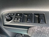 電動格納式ドアミラー付き。 狭い駐車場へ停めた時に、ボタン1つで左右のミラーをたたむ事ができます。