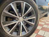 ●純正16インチアルミホイール:輸入車ならではの卓越した走りを支えるホイールと足回りです!日本車の走りに慣れている方にもぜひ体感して頂きたいほど、高いレベルでまとまっています!