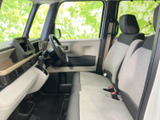 運転席からの視界は良好で、運転操作もスムーズに行えます。シートのポジションも調整しやすく、自分に合ったドライビングポジションを見つけられます。