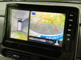 狭い道や駐車時も安心。後方の状況を画面で確認できるので、安全な運転をサポートします。ガイドライン表示で、よりスムーズな駐車操作が可能です。